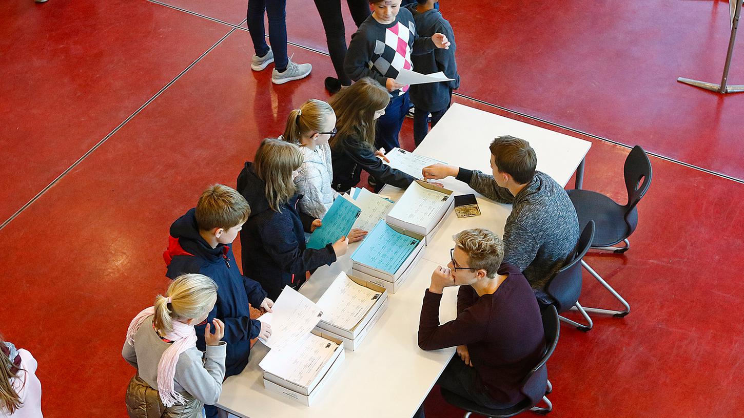 Schon gute Tradition: Vor der Landtagswahl 2018 wurde eine U18-Wahl in der Mensa der Neumarkter Gymnasien durchgeführt.
