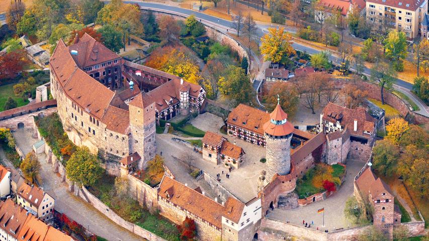 Die Nürnberger Burg wird umringt vom herbstlichen Laub. Ein toller Anblick von oben.