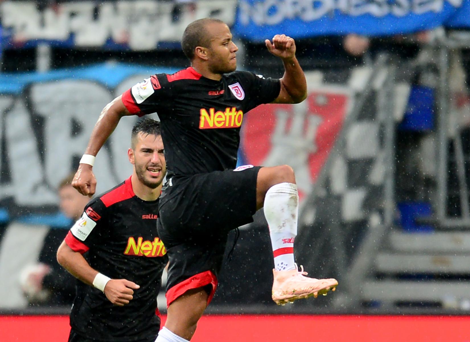 Der Einser-Schüler hatte in der Club-Jugend seinen eigenen Kopf und stand sich mit seinem Temperament oft selbst im Weg. Ähnlich war es bei 1860 München, ehe er bei der SpVgg Greuther Fürth seinen Weg fand - heute gehört der torgefährliche Mittelfeldspieler und Religionspädagogik-Student zu den Leistungsträgern des Zweitligisten Jahn Regensburg.