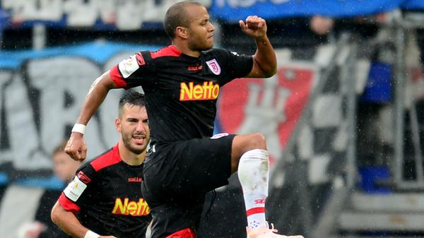 Der Einser-Schüler hatte in der Club-Jugend seinen eigenen Kopf und stand sich mit seinem Temperament oft selbst im Weg. Ähnlich war es bei 1860 München, ehe er bei der SpVgg Greuther Fürth seinen Weg fand - heute gehört der torgefährliche Mittelfeldspieler und Religionspädagogik-Student zu den Leistungsträgern des Zweitligisten Jahn Regensburg.