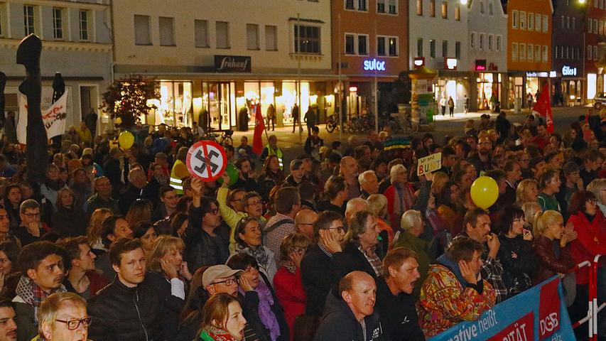 "Neumarkt ist bunt": Protest gegen AfD vor dem Rathausplatz