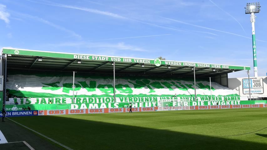 Vor Spielbeginn plädiert die Nordtribüne wieder für eine Rückkehr zum traditionellen Namen - SpVgg Fürth "damals - heute - für die Ewigkeit".