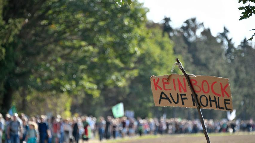 Hambacher Forst: Bunte Demo gegen Rodung