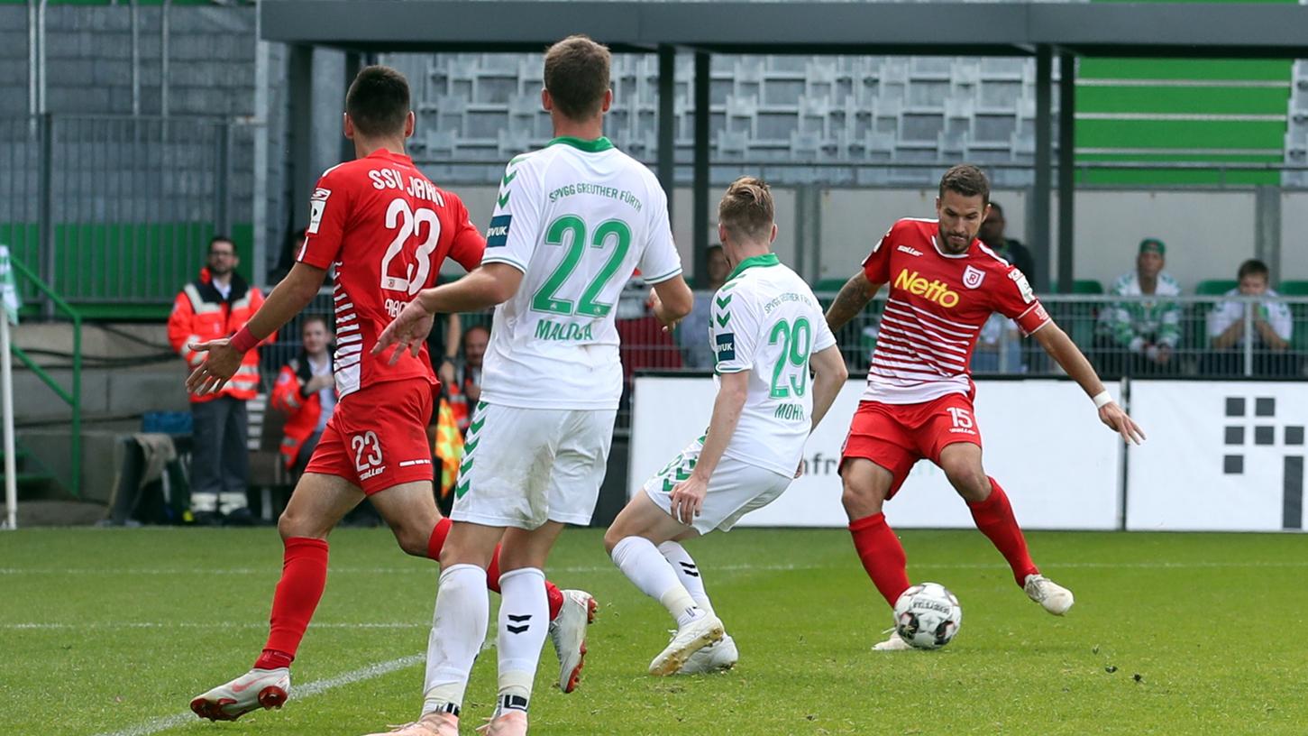 Mit seinem Treffer zum 1:1 sorgte Regensburgs Marco Grüttner (re.) für den 1:1-Endstand.