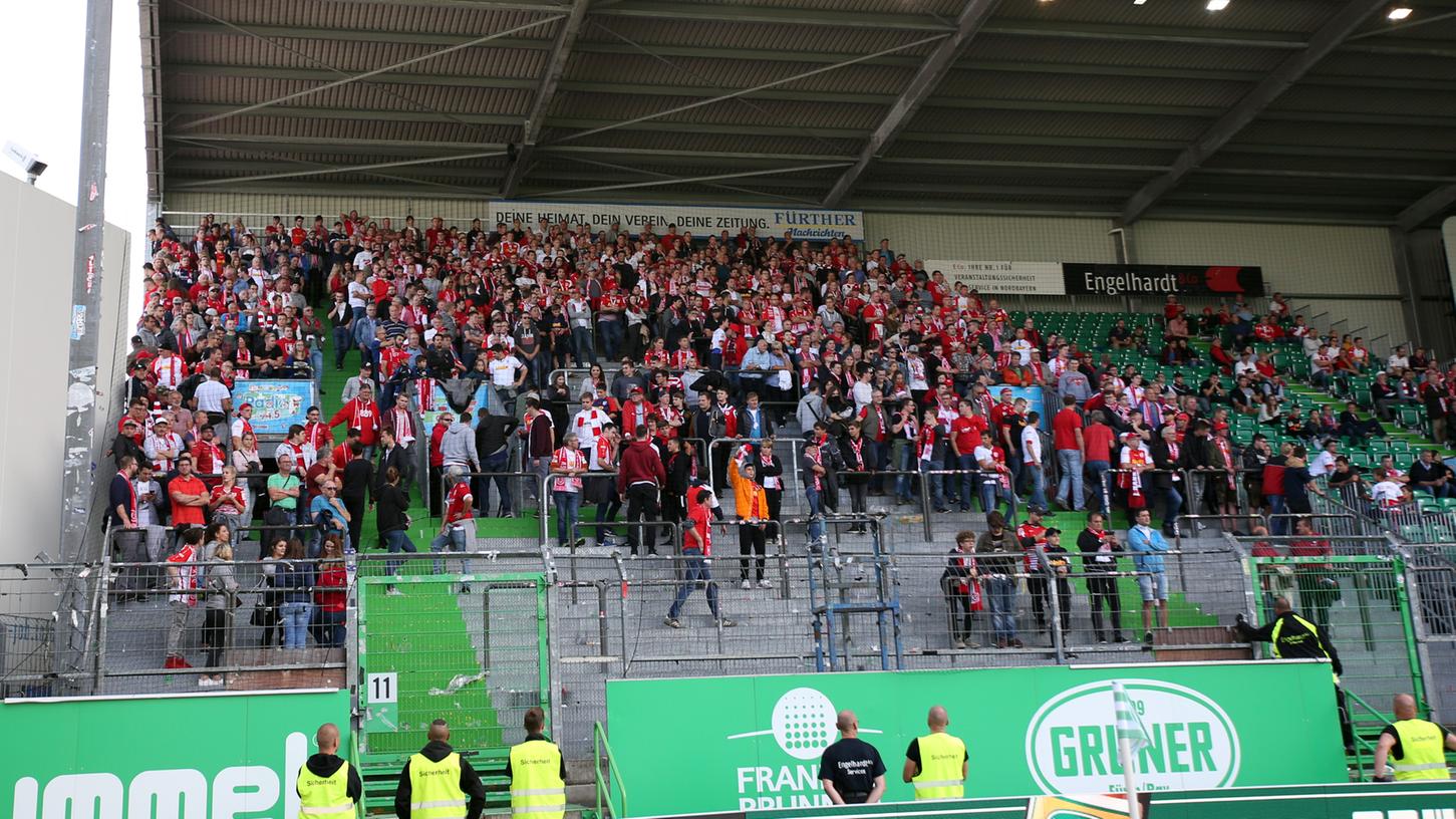 Nach einer Auseinandersetzung mit der Polizei haben zahlreiche Fans des SSV Jahn Regensburg am Samstag aus Protest den Gästeblock verlassen.