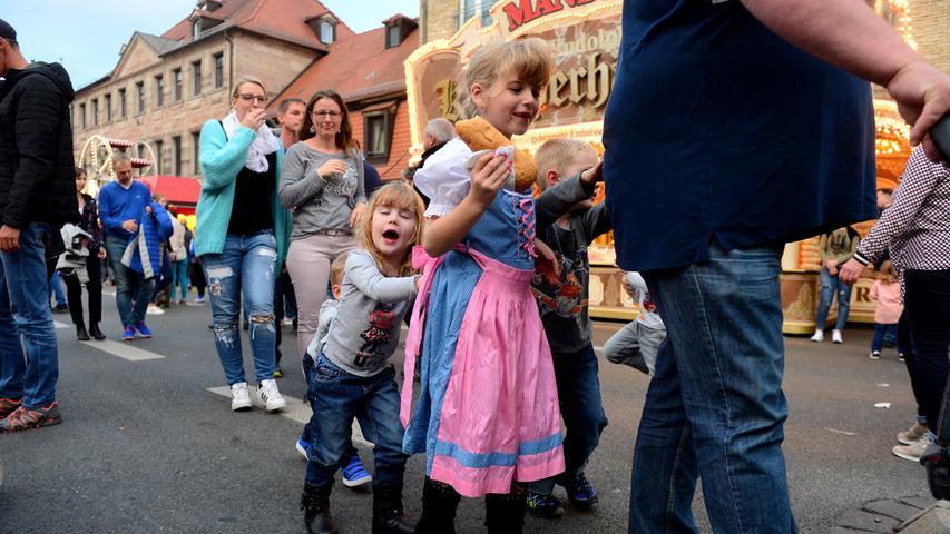 Kleeblatt-Fans und staunende Kinder am Fürther Kärwa-Samstag