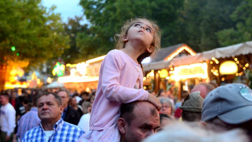 Kleeblatt-Fans und staunende Kinder am Fürther Kärwa-Samstag