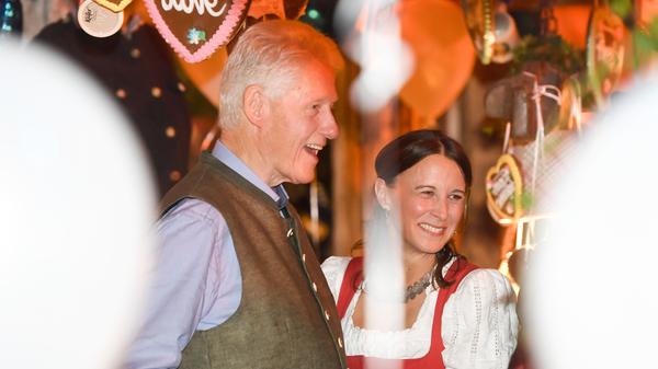 Höchste US-Polit-Prominenz auf der Wiesn: Bill Clinton kam mit seiner Frau Hillary und gab sich äußerst entspannt und offen.