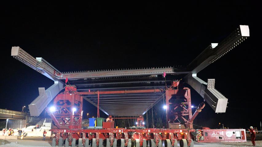Brücken-Konstrukt wird über A3 geschoben: Die Nacht-Aktion in Bildern