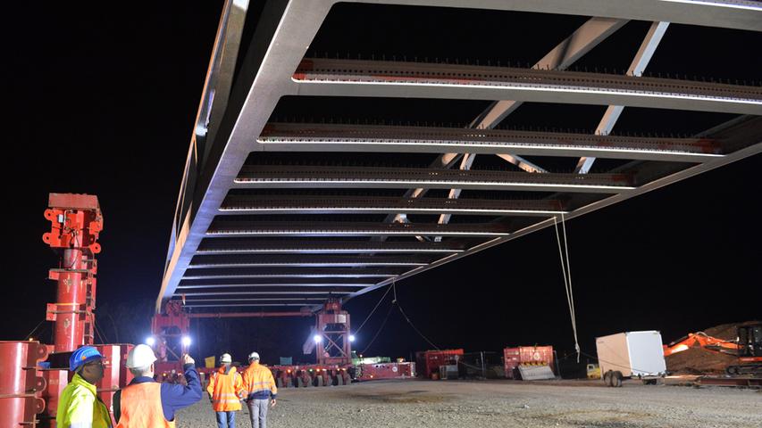 Brücken-Konstrukt wird über A3 geschoben: Die Nacht-Aktion in Bildern