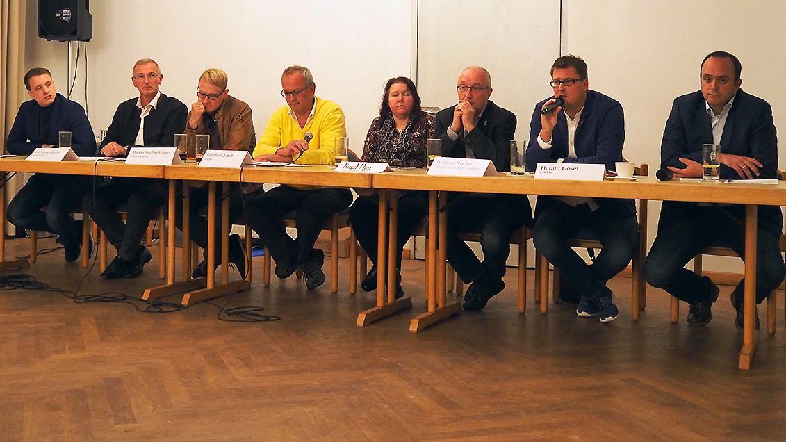 Wie umgehen mit der AfD? Das beschäftigte die Parteienvertreter bei einer Podiumsdiskussion in Treuchtlingen (von links): Axel Rötschke (FDP), Wolfgang Hauber (FW), Markus Wanger (Piraten), Reinhard Ebert (ödp), Sozialwissenschaftlerin Birgit Mair, Winfried Kucher (Grüne), Harald Dösel (SPD) und Manuel Westphal (CSU). Wie umgehen mit der AfD? Das beschäftigte die Parteienvertreter bei einer Podiumsdiskussion in Treuchtlingen (von links): Axel Rötschke (FDP), Wolfgang Hauber (FW), Markus Wanger (Piraten), Reinhard Ebert (ödp), Sozialwissenschaftlerin Birgit Mair, Winfried Kucher (Grüne), Harald Dösel (SPD) und Manuel Westphal (CSU).