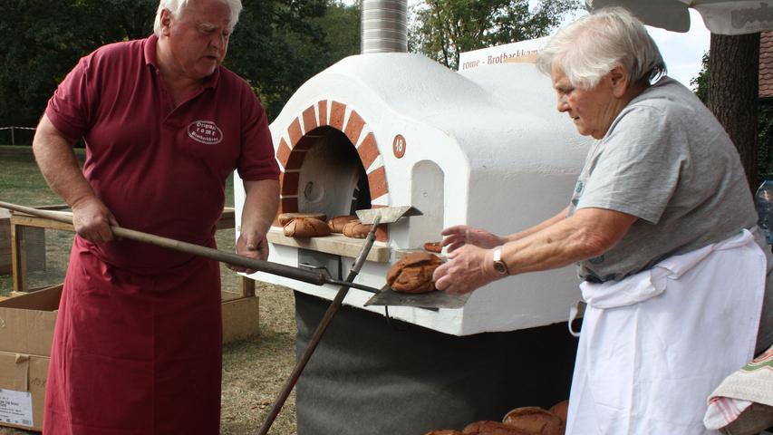 Frisches Brot aus dem Holzofen gab es am Stand von Robert Meier aus Weidenbach, er präsentierte damit auch gleich die Produkte der Brotbackhaus-Manufaktur.