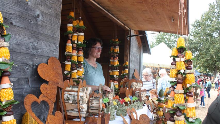 Dass man mit Maiskolben auch etwas anderes machen kann als essen, zeigte Heidi Schmidtkonz aus Bergen, die Floristik für jeden Anlass bietet.