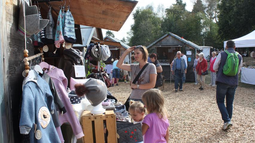 Hübsche Kinderkleider, Hüte und vieles mehr gab es am Stand von Melanie Heinig.