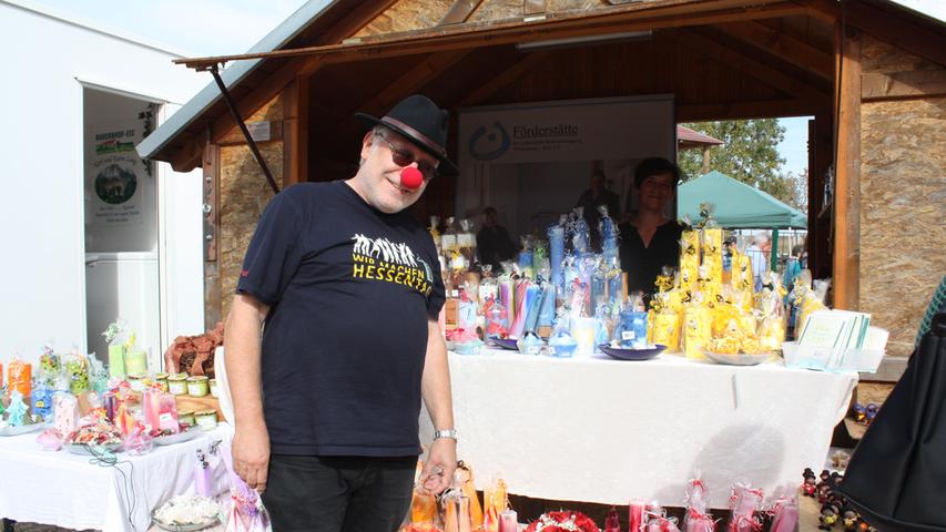 Als Nasenbotschafter für den Comedian Eckart von Hirschhausen trat Werner Felgentreff, der derzeit in der Region Urlaub macht, beim Erntedankmarkt auf, hier vor dem Stand der Förderstätten der Lebenshilfe Weißenburg.