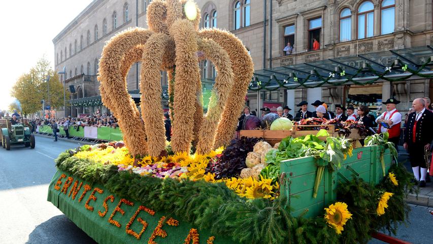 Beim Erntedank-Festzug stand natürlich alles ganz im Zeichen von Getreide, Blumen und Gemüse.