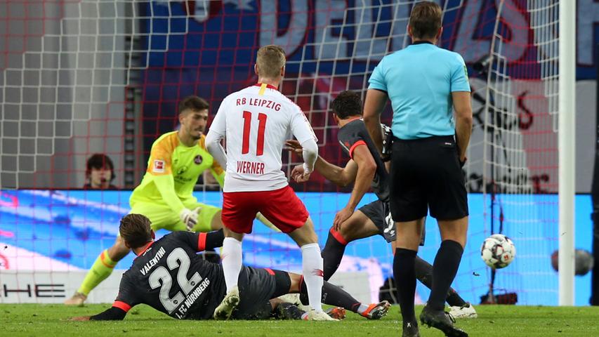 Rasante Rote Bullen bekommen von der tief postierten letzten Club-Reihe keinen Druck. Von Mühls Hinterteil prallt der Ball zu Werner, der aus knapp 19 Meter auf 4:0 für Leipzig stellt.
