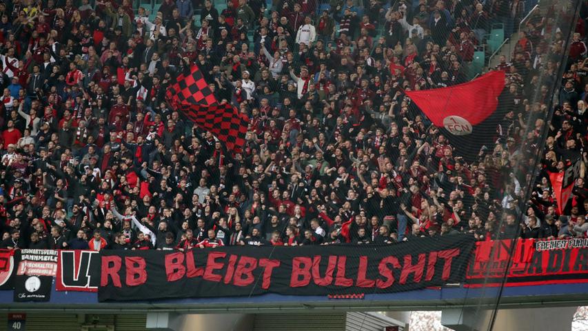 Zahlreiche Club-Fans haben die Reise mit ihren rot-schwarzen Lieblingen nach Leipzig mitgemacht. Am Anfang - also zumindest ganz zu Anfang der Partie - ist nicht absehbar, dass die Partie wie schon in Dortmund zum Schlachtfest wird.