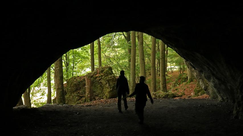 Eine 65 Meter lange Durchgangshöhle ist die Oswaldhöhle nahe Muggendorf in der Fränkischen Schweiz. Sie diente im 30-jähtrigen Krieg als Schutz für die Bevölkerung und wurde später als Felsenkeller genutzt. Ihrem Namen verdankt sie einem Einsiedler, der dort gehaust haben soll. 