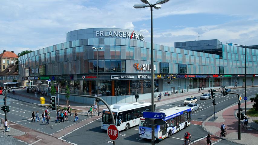 Das Einkaufzentrum Arcaden in Erlangen, mit über 100 Geschäften auf drei Etagen, wurde 2007 eröffnet. 
