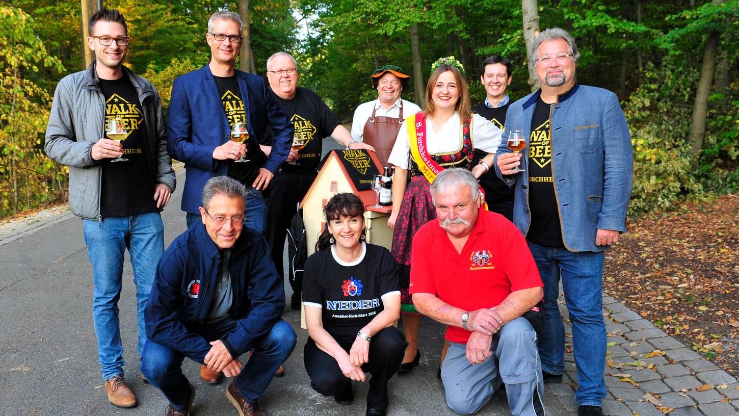 Vertreter der Stadt und der vier Forchheimer Brauereien haben mit Bierkönigin Miriam I. und Biersommelier Markus Raupach den Walk of Beer am Kellerwald enthüllt.