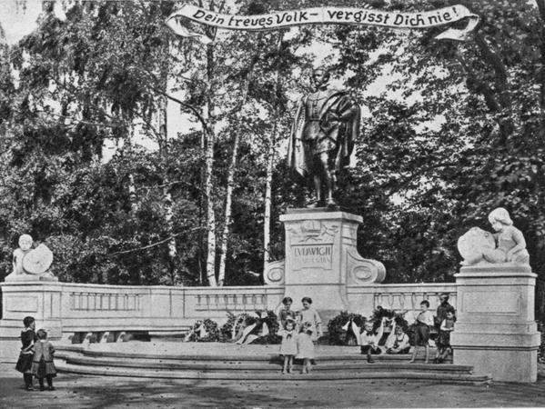 Noch 1918, als Bayerns Monarchie vor dem Ende stand, feierten Kinder den „Kini“ im Nürnberger Stadtpark. Erst die Nazis stürzten ihn 1944 vom Sockel.