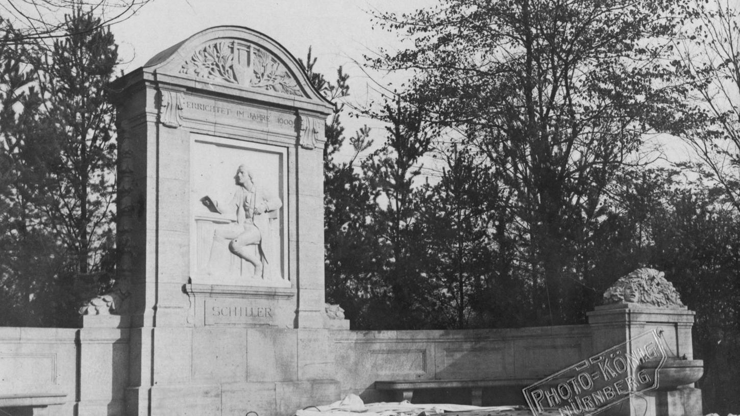 Tataa! Das Schillerdenkmal Minuten nach seiner Enthüllung am 10. November 1909. Sogar die Abdeckplanen liegen noch am Boden.