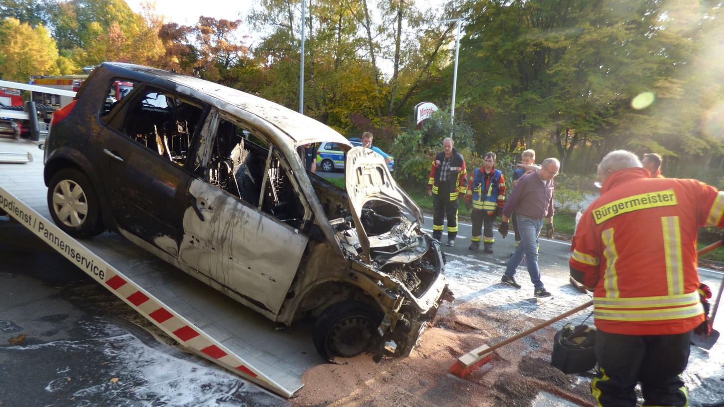 Auto geht bei Gößweinstein in Flammen auf Auto geht bei Gößweinstein in Flammen auf