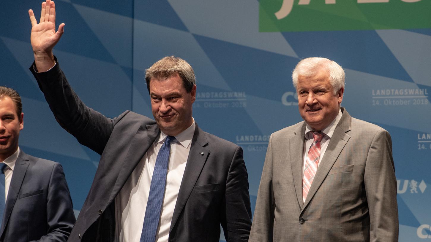 Markus Söder (l., CSU), Ministerpräsident von Bayern und Horst Seehofer, Bundesinnenminister, stehen zusammen auf der großen politischen Bühne.