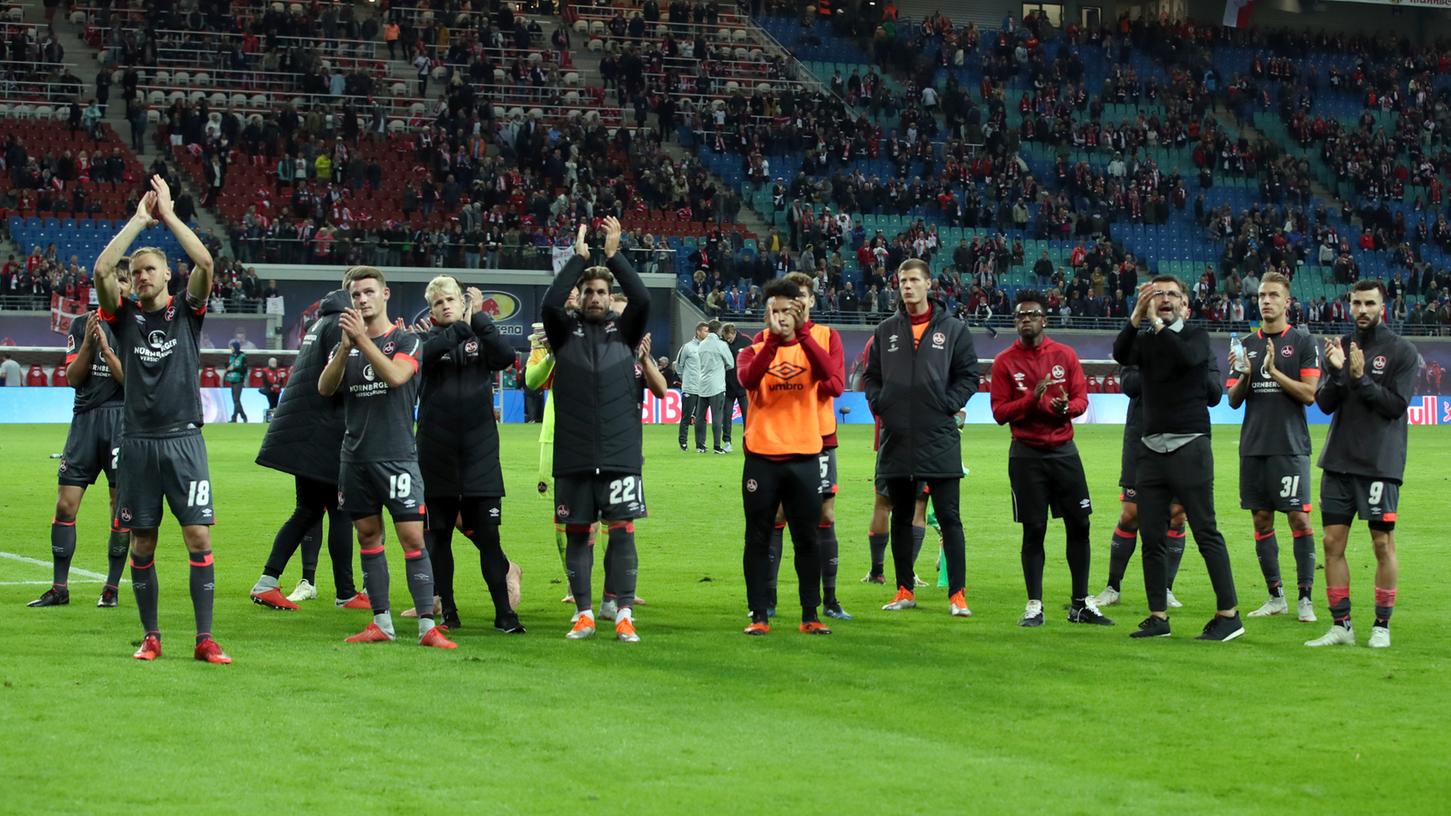 Schwerer Gang: Auch nach dem 0:6 in Leipzig bedankten sich die Club-Profis bei ihren Fans für die Unterstützung.