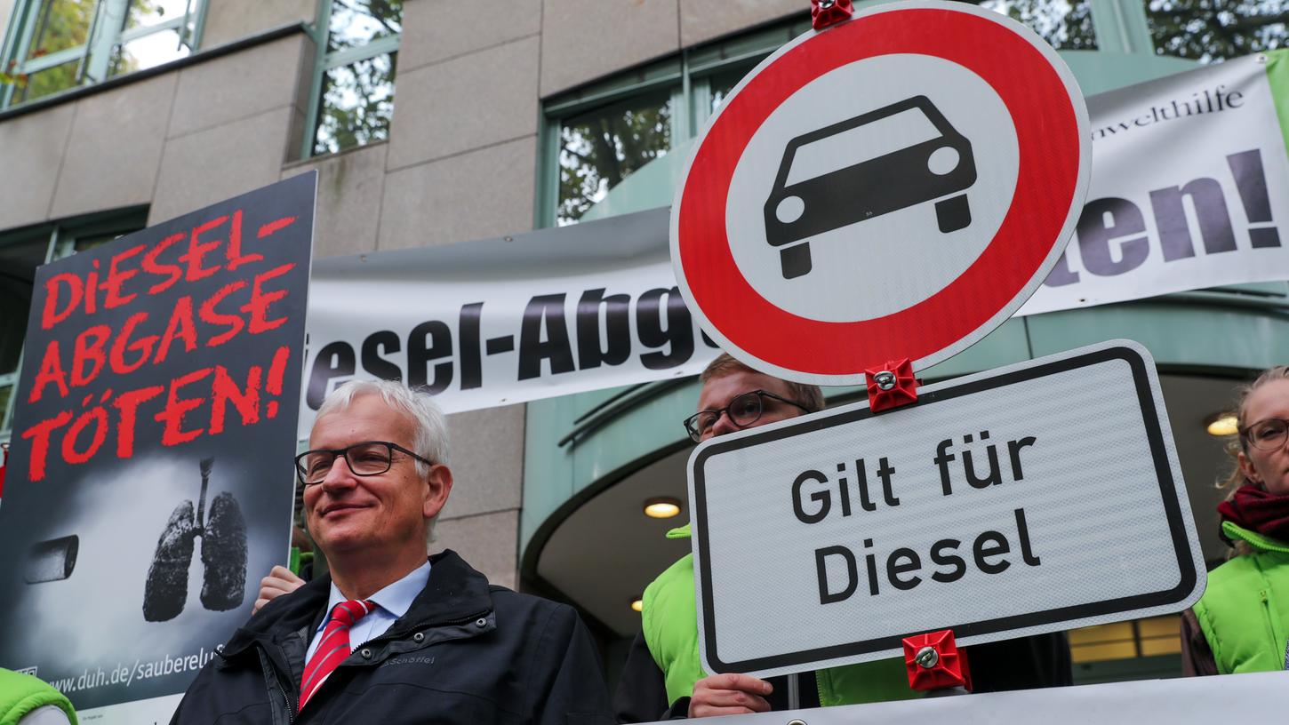 Jürgen Resch (Mitte), der Bundesgeschäftsführer der Deutschen Umwelthilfe (DUH), steht vor Beginn der mündlichen Verhandlung mit Umweltschützern vor dem Verwaltungsgericht.