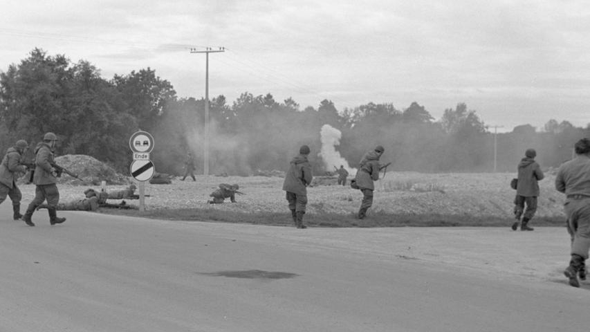 Maschinengewehre rattern, Granaten explodieren: im Sturmangriff rücken die Soldaten gegen den 'Feind' vor. Hier geht es zum Kalenderblatt vom 10. Oktober 1968: „Mensch, halt‘ die Knarre hoch!“