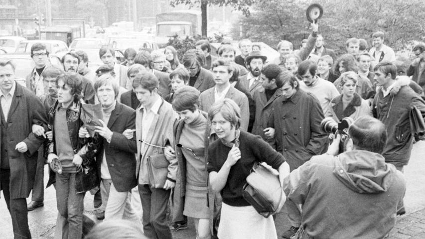 Mit der Internationale auf den Lippen führen die APO-Vertreter den von ihnen freigesprochenen Angeklagten durch die Flaschenhofstraße zum Gerichtsgebäude. Hier geht es zum Kalenderblatt vom 11. Oktober 1968: Ein Straßen-Tribunal