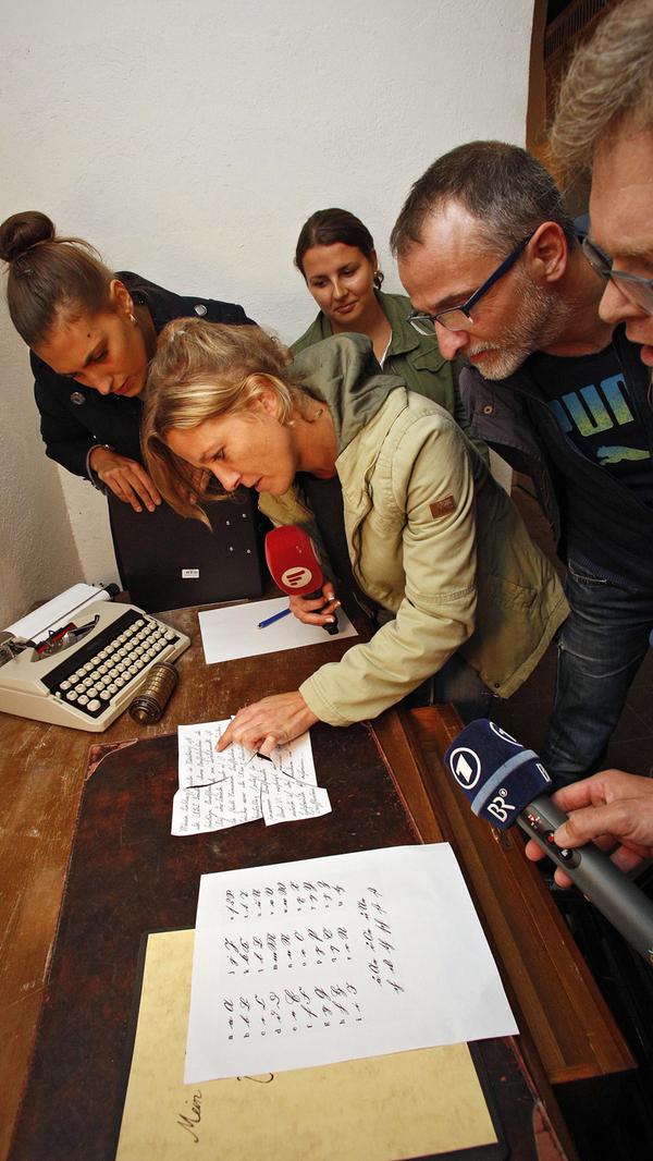 Ein Escape Room an Nürnbergs geheimnisvollstem Ort: den historischen Felsengängen. Hier können sich Abenteuerlustige ab sofort Aufgaben in einem historischen Escape Room stellen. Schon der Weg dorthin ist außergewöhnlich. Tief unten im Keller der Stadt wartet ein verborgenes Geheimnis, das darauf wartet, gelüftet zu werden. Eine Stunde haben zwei bis acht Teilnehmer ab 16 Jahren dafür Zeit. Mehr Infos zum Raum gibt es hier.