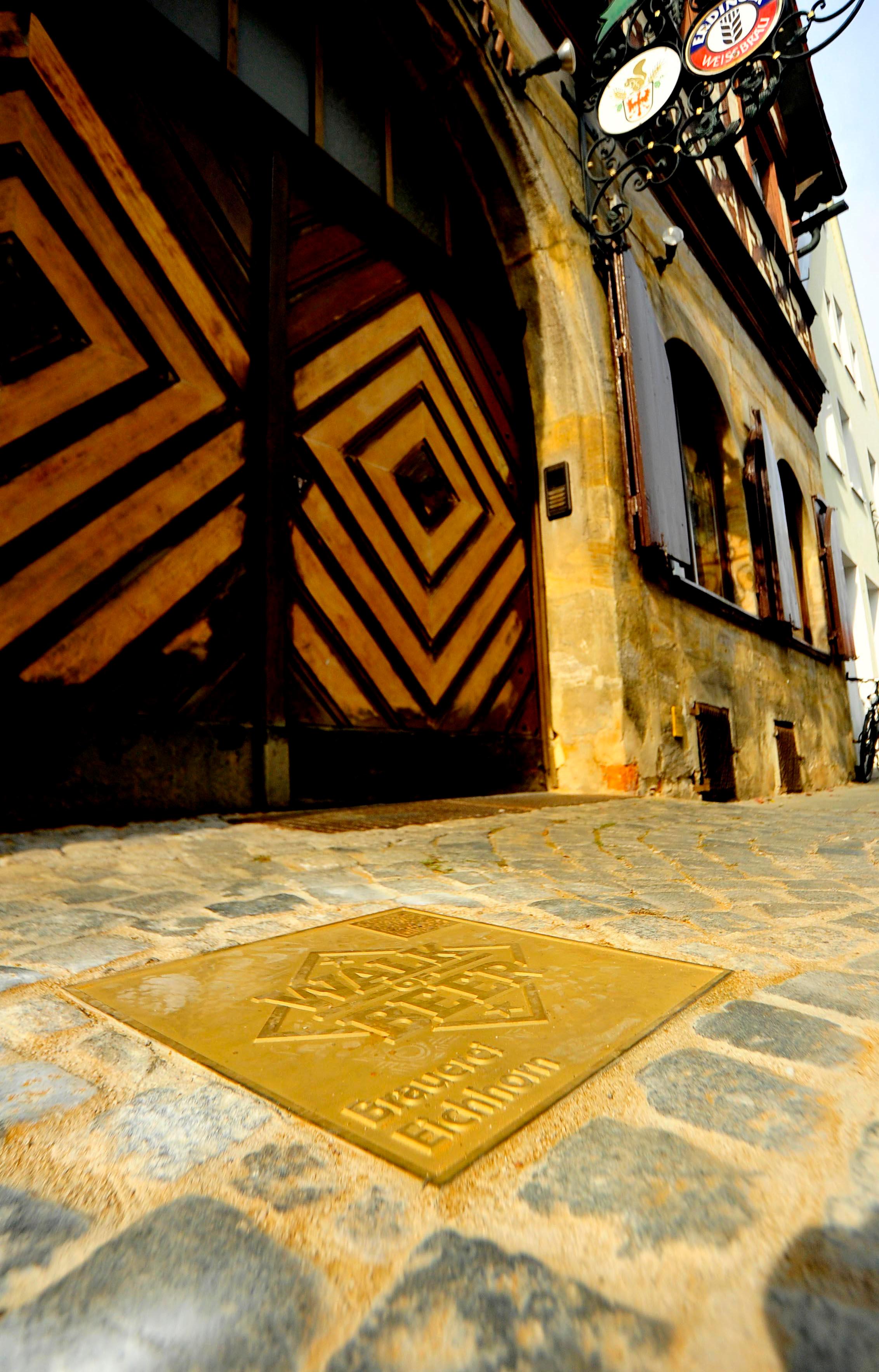 Weiter geht's - und ab zum Eichhorn! In der altehrwürdigen Braustätte wurde seit 1783 flüssiges Gold produziert. 2022 stellte Chefbrauer Konrad Greif allerdings den Betrieb ein. Später wurde zwar der Markenname "Eichhorn" vom umtriebigen Schlüsselfelder Braumeister David Hertl übernommen, das Bier wird aber nicht mehr in Forchheim produziert. 