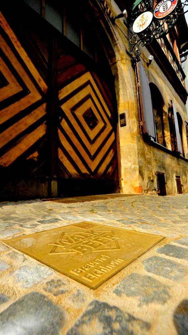 Weiter geht's - und ab zum Eichhorn! In der altehrwürdigen Braustätte wurde seit 1783 flüssiges Gold produziert. 2022 stellte Chefbrauer Konrad Greif allerdings den Betrieb ein. Später wurde zwar der Markenname "Eichhorn" vom umtriebigen Schlüsselfelder Braumeister David Hertl übernommen, das Bier wird aber nicht mehr in Forchheim produziert.