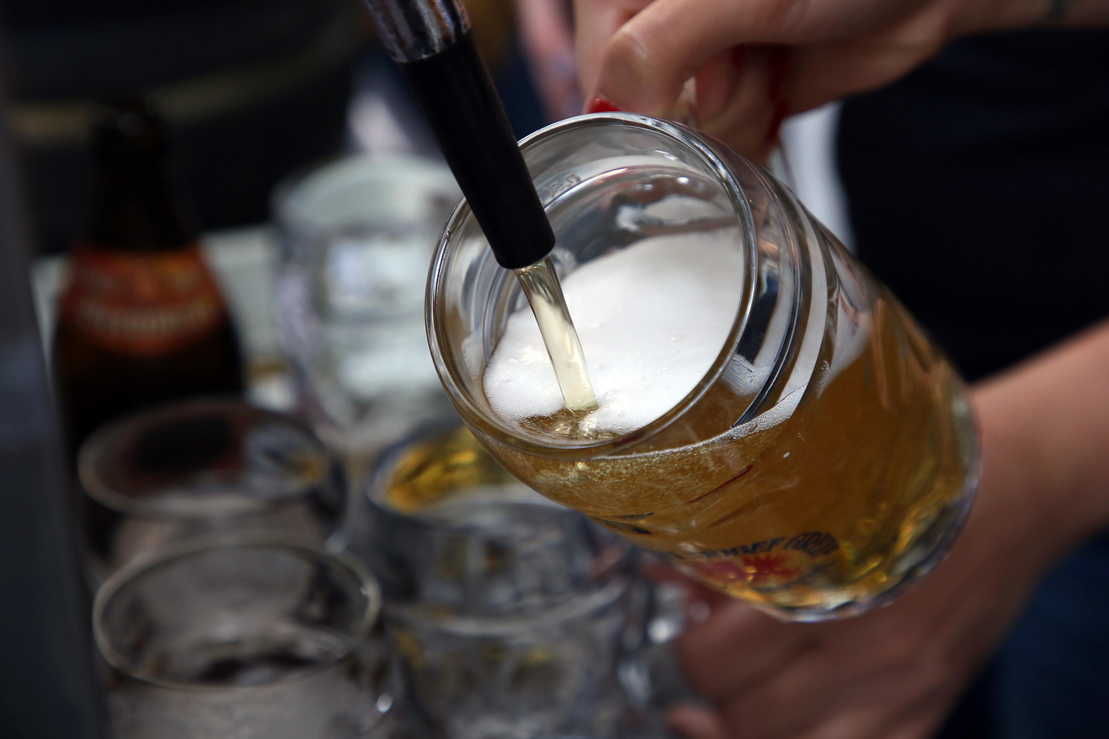 Forchheim hat jetzt den weltweit ersten "Walk of Beer". Für alle, die nicht wissen, auf was sie sich da möglicherweise einlassen: Kommen Sie mit, wir nehmen Sie an die Hand und wandern gemeinsam los...