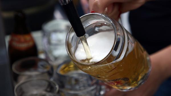 Forchheim hat jetzt den weltweit ersten "Walk of Beer". Für alle, die nicht wissen, auf was sie sich da möglicherweise einlassen: Kommen Sie mit, wir nehmen Sie an die Hand und wandern gemeinsam los...