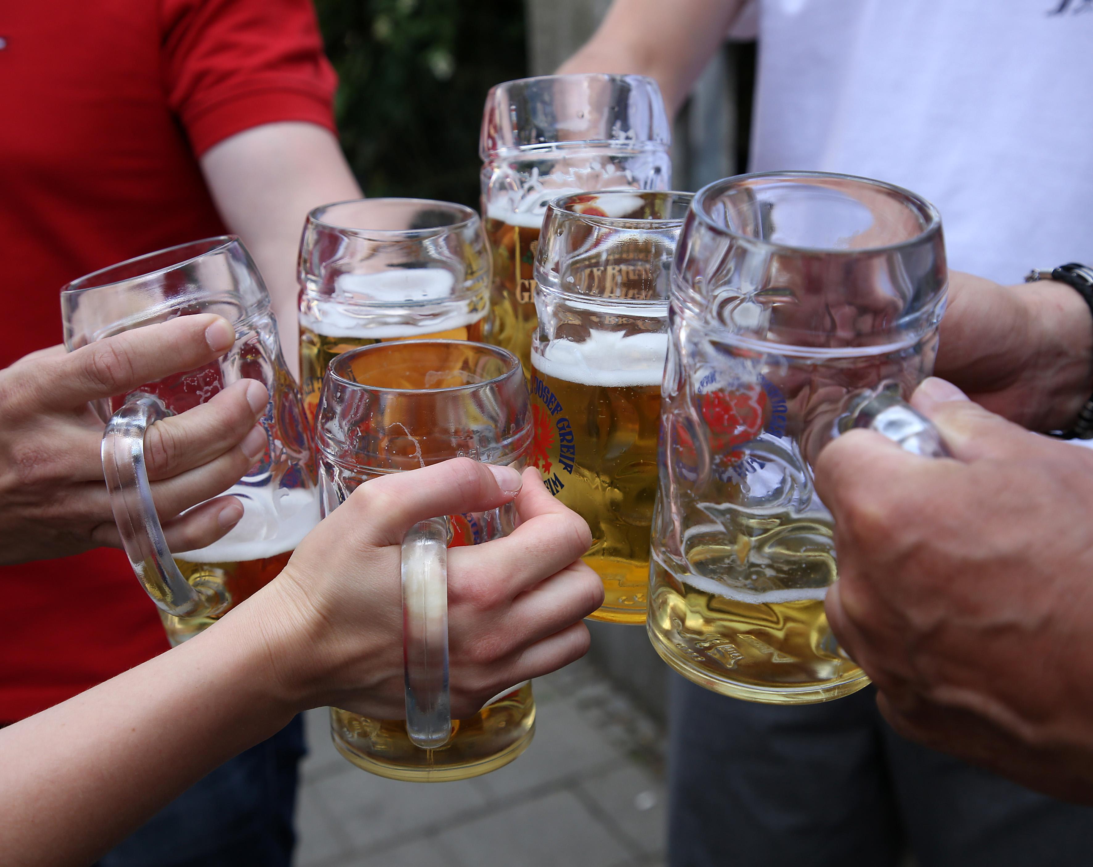 Schmerzen Ihnen auch schon die Füße, dürstet es Ihre staubtrockene Kehle nach einem frischgezapften Kaltgetränk? Kein Problem, legen wir eine Bierpause ein. Prost!
