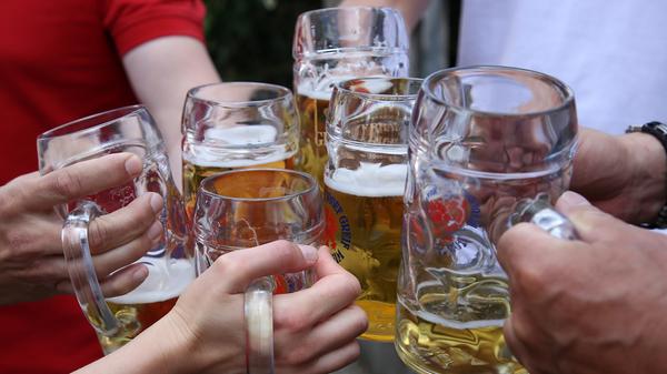 Schmerzen Ihnen auch schon die Füße, dürstet es Ihre staubtrockene Kehle nach einem frischgezapften Kaltgetränk? Kein Problem, legen wir eine Bierpause ein. Prost!