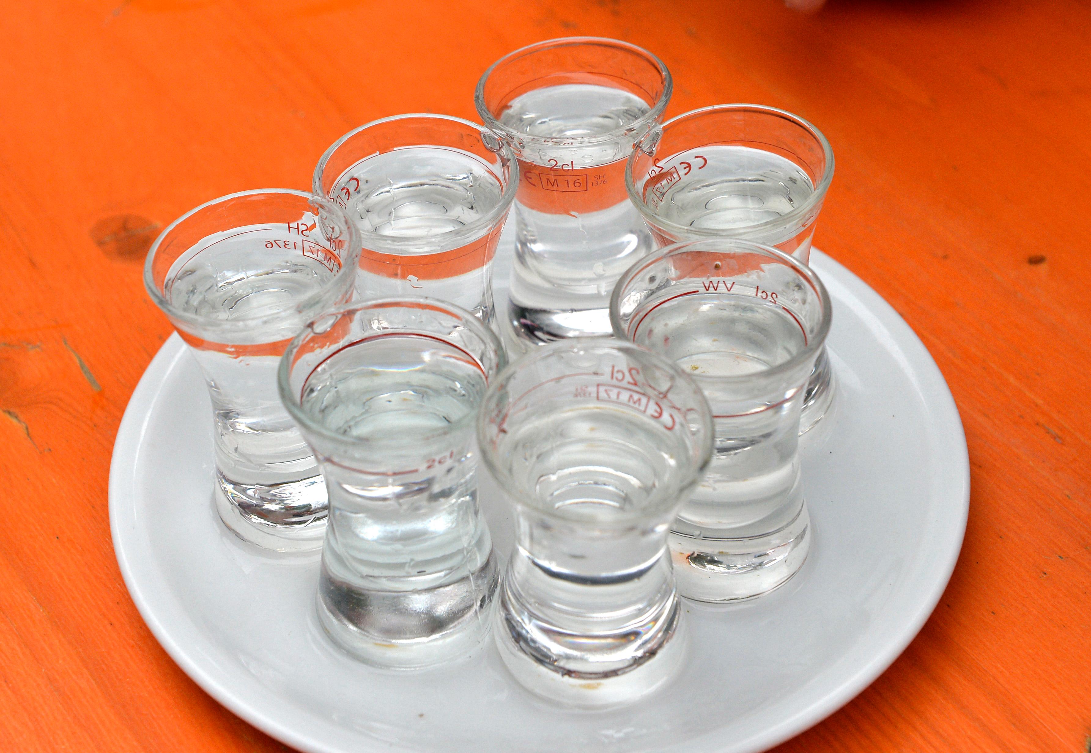 Bevor wir uns auf den weiten Weg vom Neder zum Hebendanz machen, müssen unsere Körper & Geister nach all den Wander-Strapazen erst mit sich ins Klare kommen. Schnapspause!