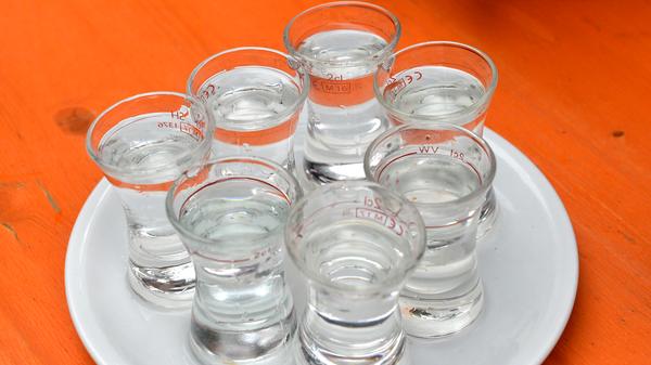 Bevor wir uns auf den weiten Weg vom Neder zum Hebendanz machen, müssen unsere Körper & Geister nach all den Wander-Strapazen erst mit sich ins Klare kommen. Schnapspause!