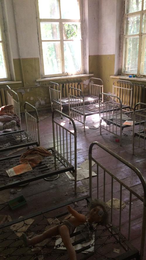Dieser Kindergarten wurde nach der Katastrophe evakuiert. Die Leute nahmen damals an, dass sie nach Prypjat zurückkehren würden, wenn der Vorfall am Kernreaktor unter Kontrolle gebracht worden war. Noch heute liegen dort zurückgelassene Spielsachen.