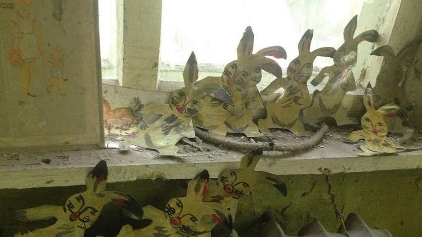 Möglicherweise hatten die Kinder diese Hasen für die Osterfeiertage gebastelt - der Vorfall ereignete sich nur circa einen Monat später.