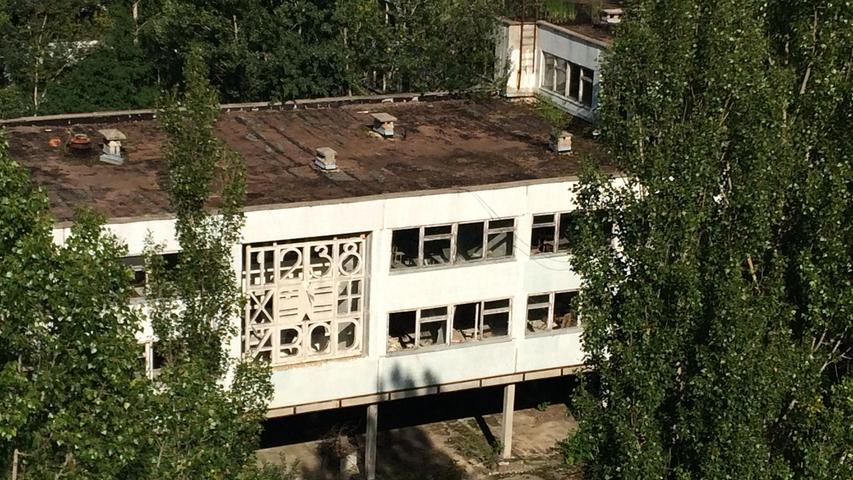 An der Fassade dieser Schule erkennt man noch deutlich die auffällige Verzierung: 1238×+ABCD.