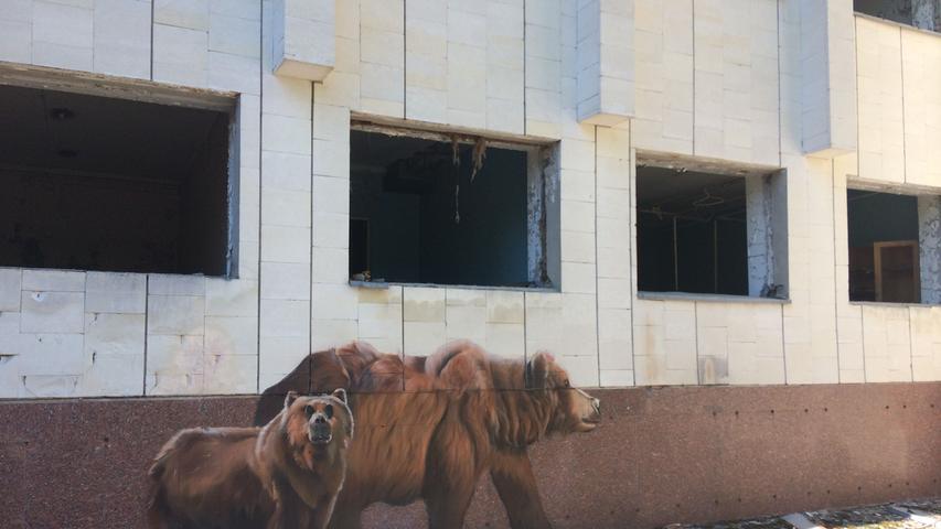 Während das Gemälde dieser beiden Bären wirkt, als wäre es frisch aufgetragen worden, verfallen die Gebäude in der Geisterstadt.