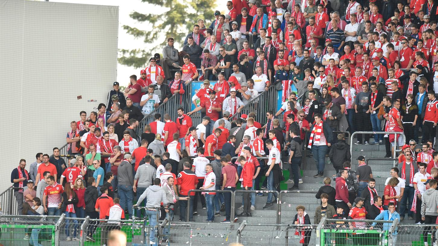 Aus Solidarität mit einem verletzten Regensburger Fan und als Zeichen gegen die aus ihrer Sicht unverhältnismäßige Gewalt der Polizisten haben rund 150 Fans des Jahn am Samstag den Gästeblock in Fürth verlassen. Aus Solidarität mit einem verletzten Regensburger Fan und als Zeichen gegen die aus ihrer Sicht unverhältnismäßige Gewalt der Polizisten haben rund 150 Fans des Jahn am Samstag den Gästeblock in Fürth verlassen.