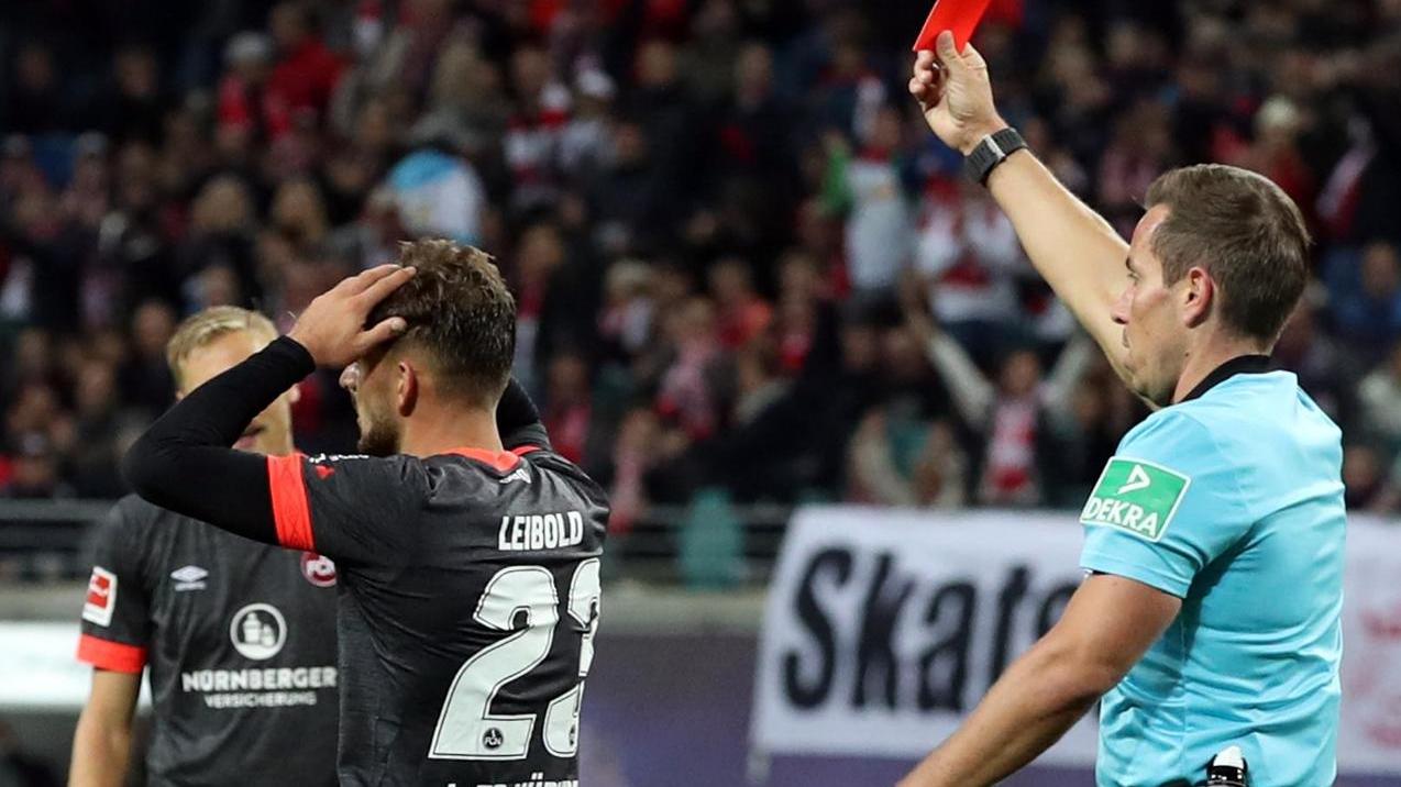 Die Rote Karte für Linksverteidiger Tim Leibold war einer der negativen Höhepunkte beim 0:6-Debakel in Leipzig.