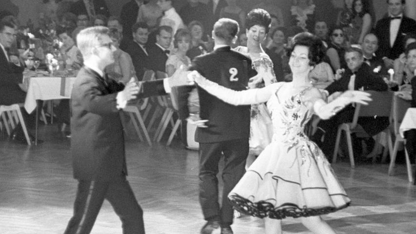 Ob im kleinen Turnierkleid und Smoking bei den lateinamerikanischen Tänzen oder in großer Robe und Frack: Angelika Uersfeld und Karl Breuer zeigten Tanzsport in Vollendung. Hier demonstrieren sie den Mambo bolero. Hier geht es zum Kalenderblatt vom 13. Oktober 1968: Beschwingt zum Sieg