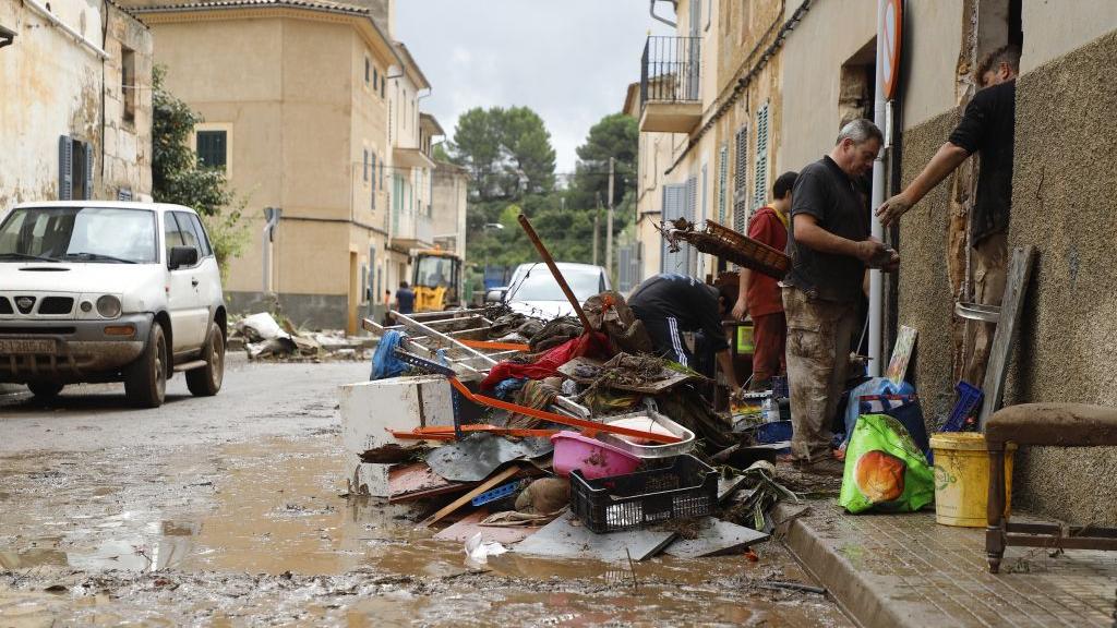 Anwohner befreien nach einem schweren Unwetter in Sant Llorenc des Cardassar ihr Haus von Schlamm und Trümmern.